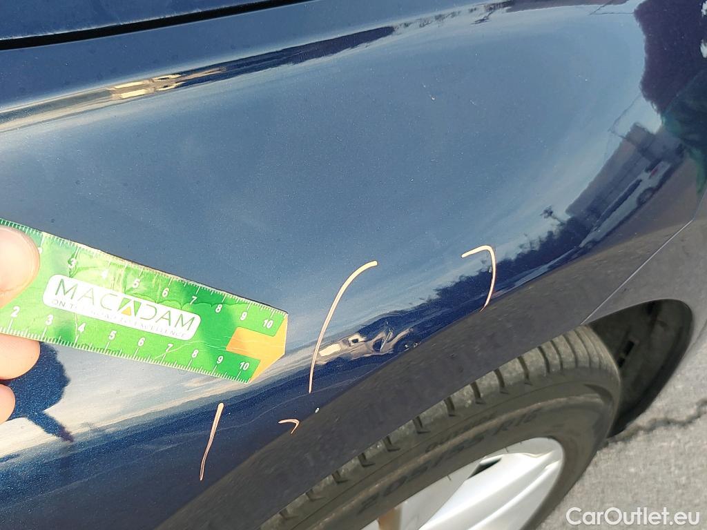  Volkswagen  Golf  VOLKSWAGEN / 2020 / 5P / berlina con portón Life 2.0 TDI 85kW (115CV) #4