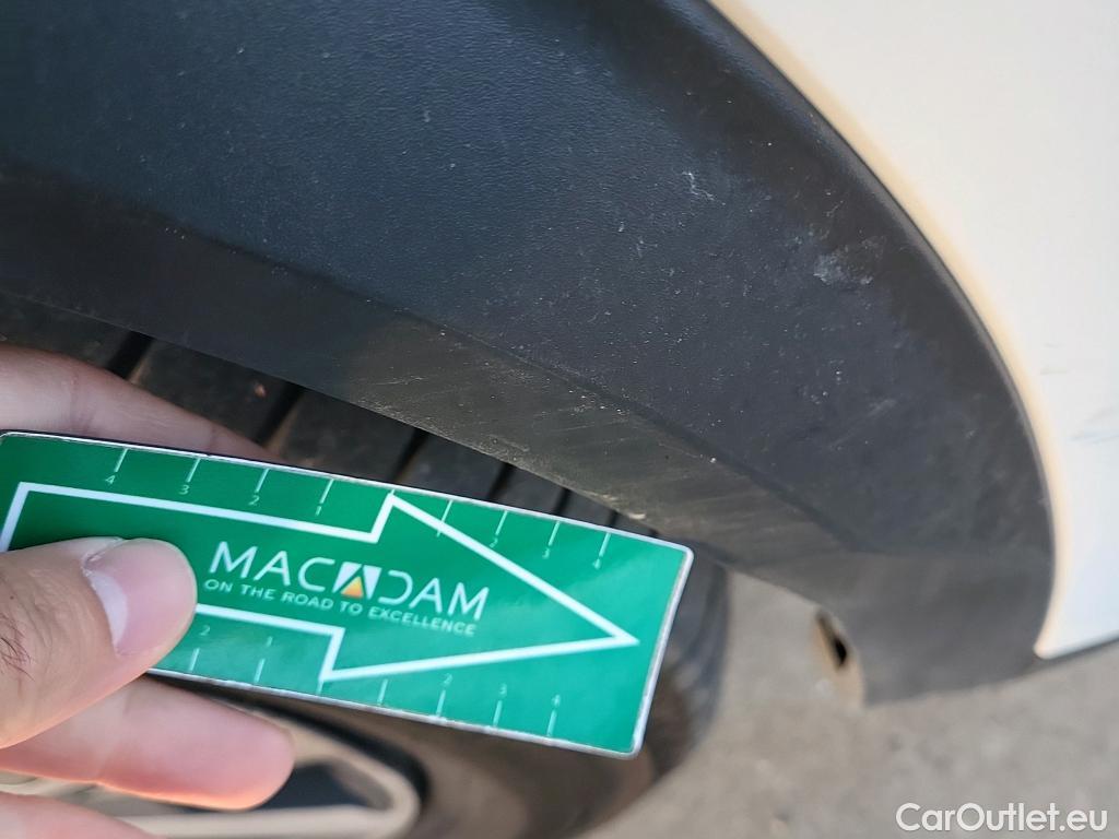  Peugeot  2008 PEUGEOT  / 2019 / 5P / todoterreno Active Puretech 100 S&S BVM6 #23