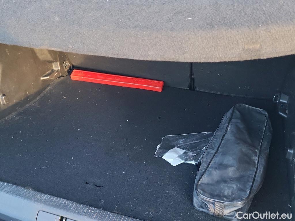  Peugeot  2008 PEUGEOT  / 2019 / 5P / todoterreno Active Puretech 100 S&S BVM6 #28