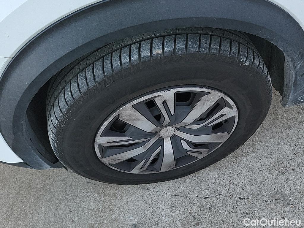  Peugeot  2008 PEUGEOT  / 2019 / 5P / todoterreno Active Puretech 100 S&S BVM6 #24