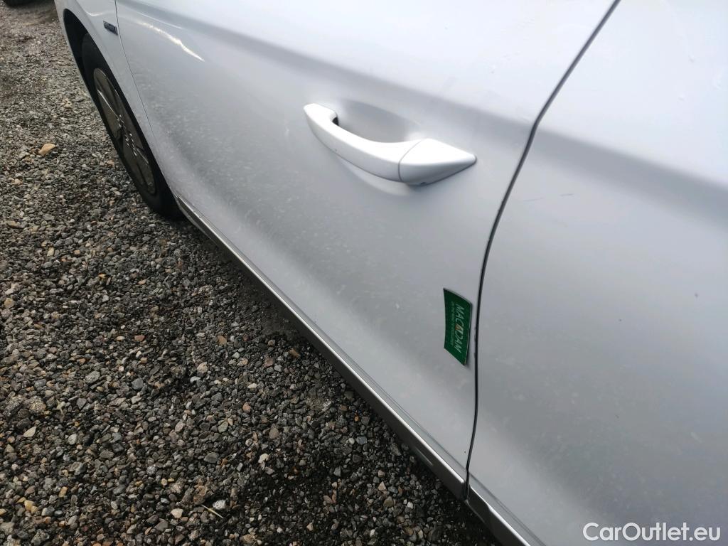  Hyundai   Ioniq HYUNDAI / 2019 / 5P / berlina con portón 1.6 GDI HEV Klass DT #16
