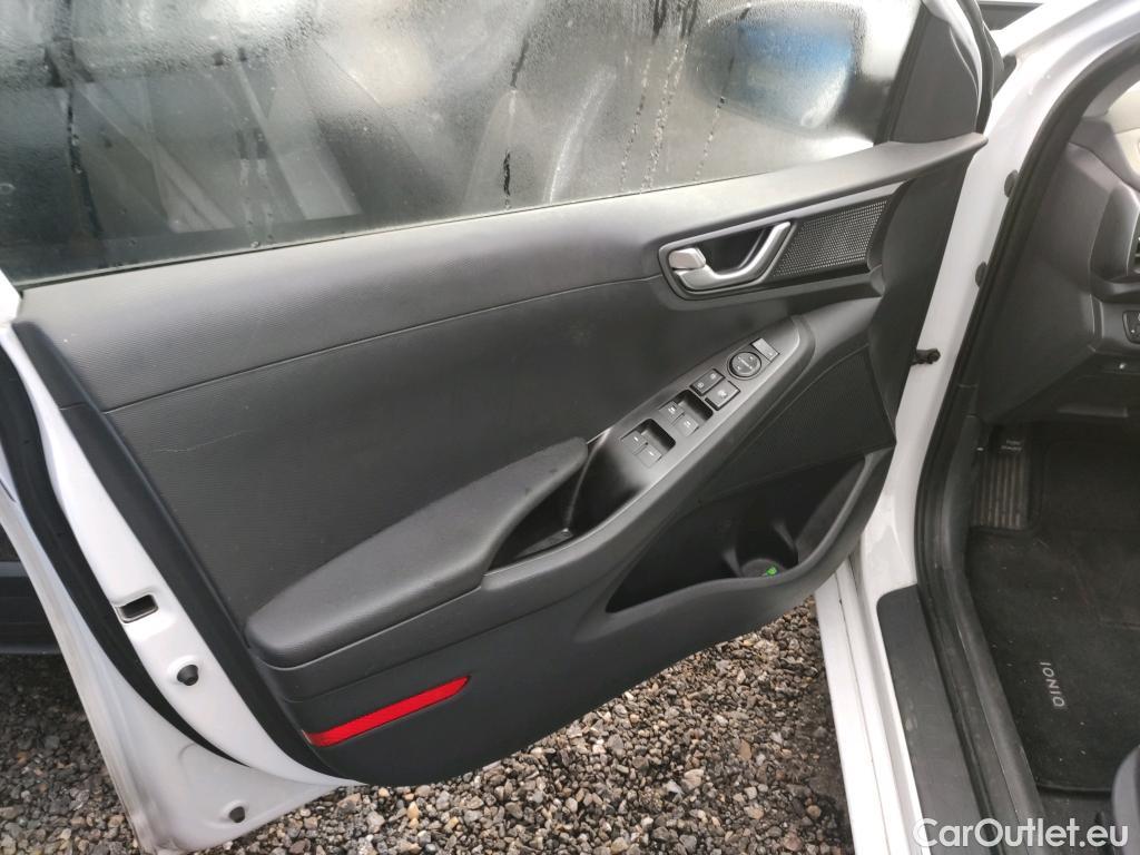  Hyundai   Ioniq HYUNDAI / 2019 / 5P / berlina con portón 1.6 GDI HEV Klass DT #24