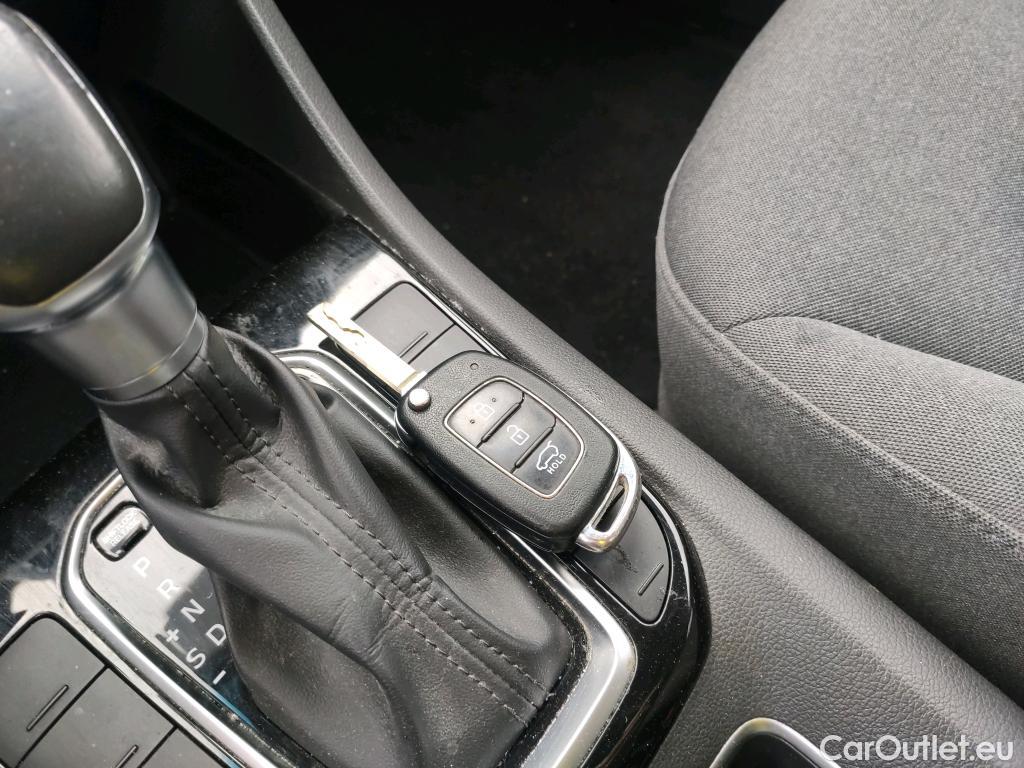  Hyundai   Ioniq HYUNDAI / 2019 / 5P / berlina con portón 1.6 GDI HEV Klass DT #4