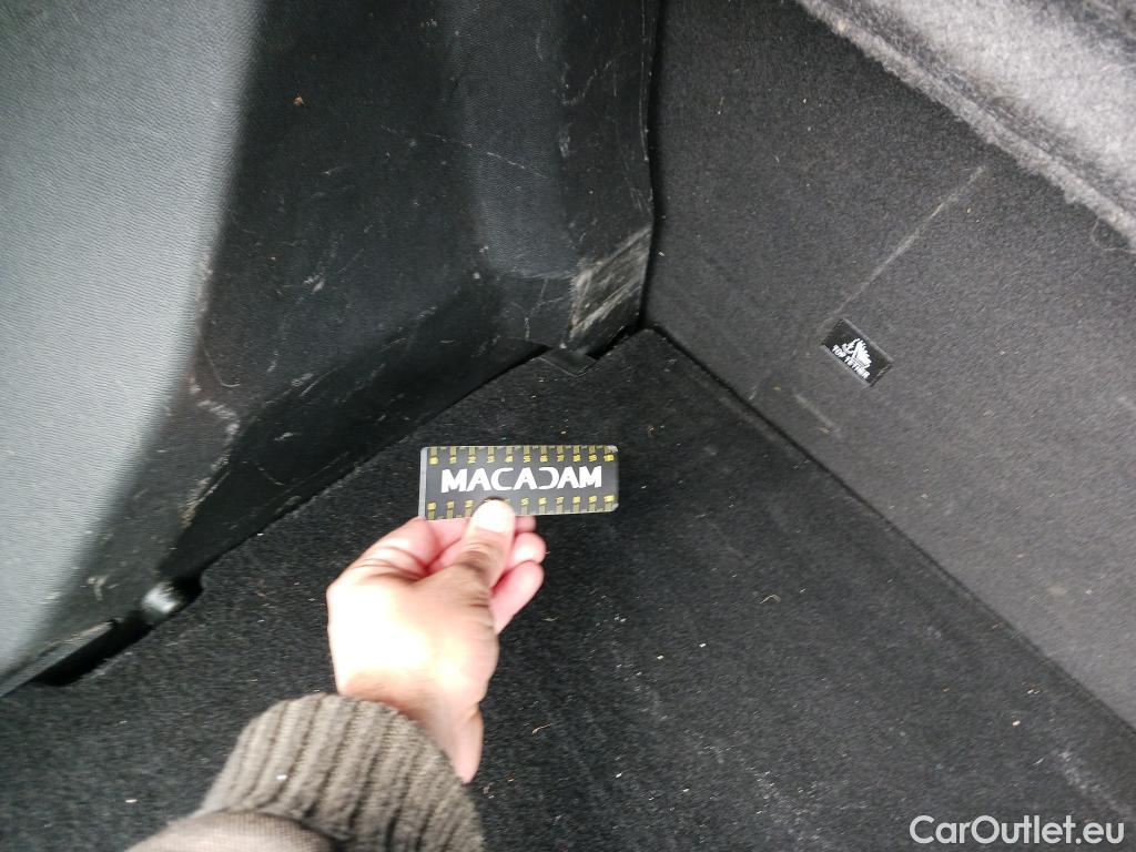  Peugeot  2008 PEUGEOT  / 2019 / 5P / todoterreno Allure BlueHDI 130 S&S EAT8 #23