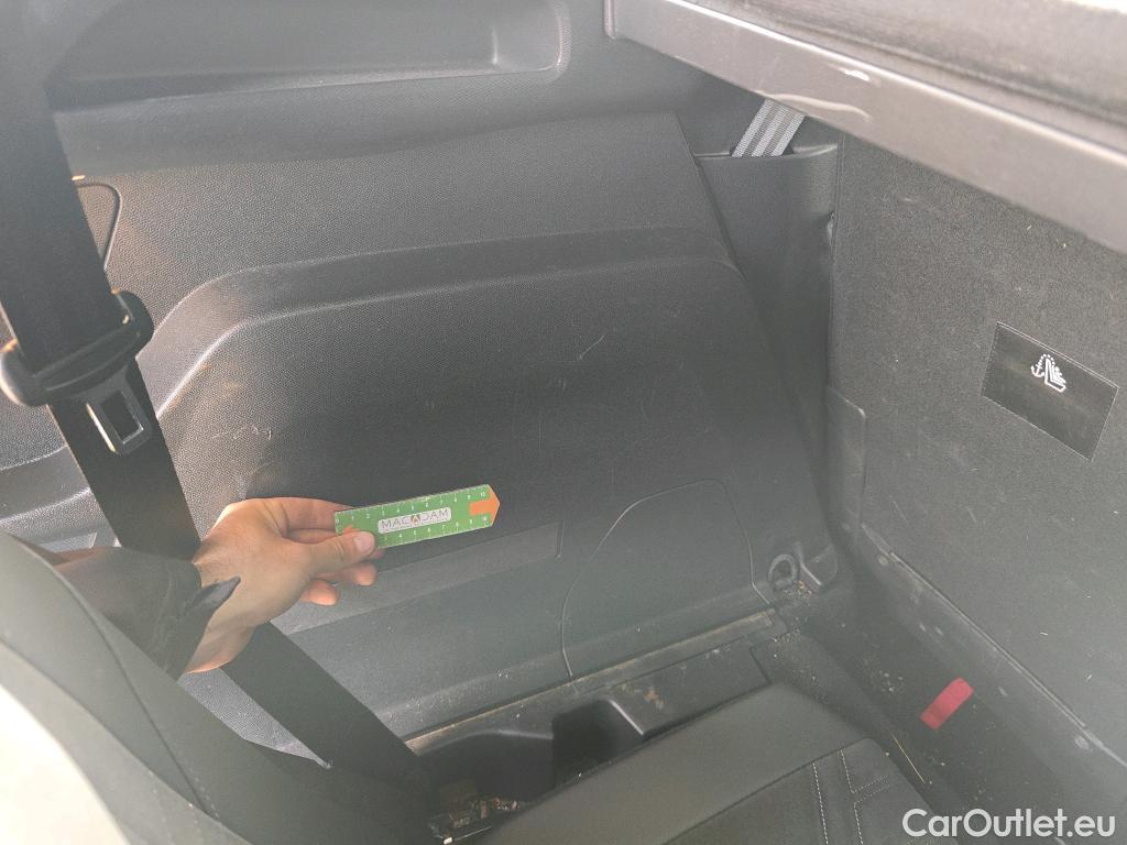  Peugeot  5008 PEUGEOT  / 2020 / 5P / todoterreno 1.5 BlueHDi 96kW S&S GT EAT8 #26