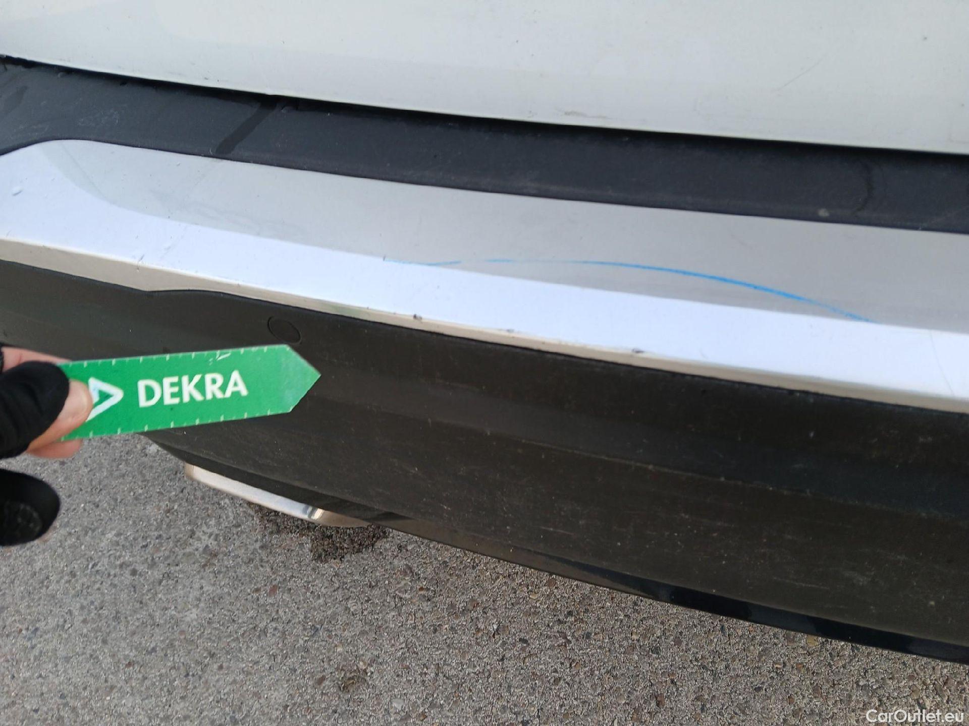  Peugeot  2008 PEUGEOT  / 2019 / 5P / todoterreno Allure Pack Puretech 130 S&S EAT8 (AC) #22