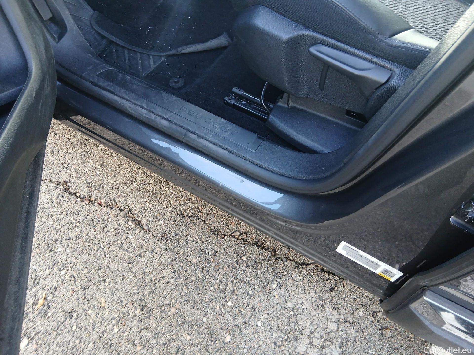  Peugeot  3008 PEUGEOT  Hybrid / 2020 / 5P / todoterreno 225 e-EAT8 Allure #50