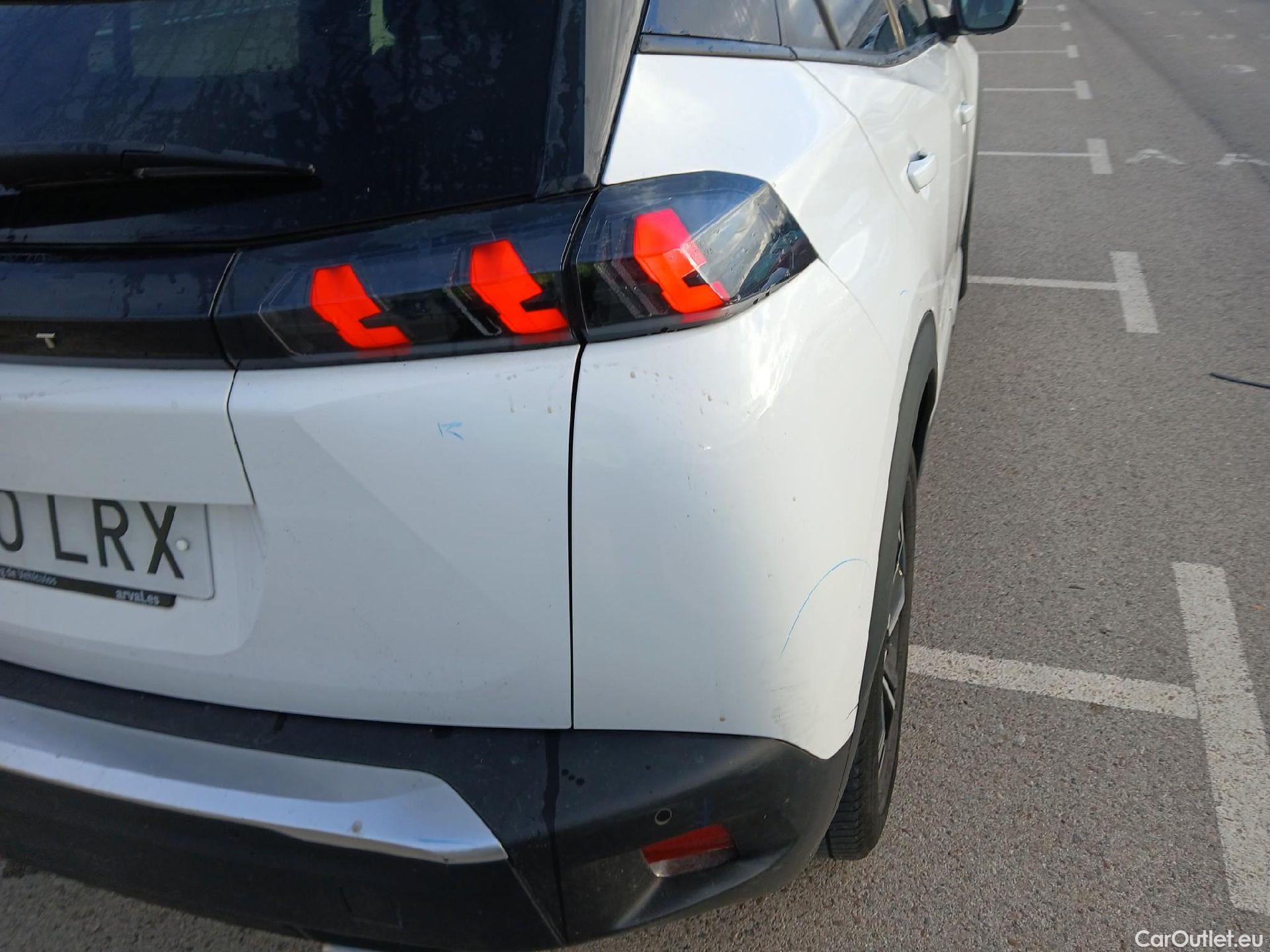  Peugeot  2008 PEUGEOT  / 2019 / 5P / todoterreno Allure Pack Puretech 130 S&S EAT8 (AC) #26