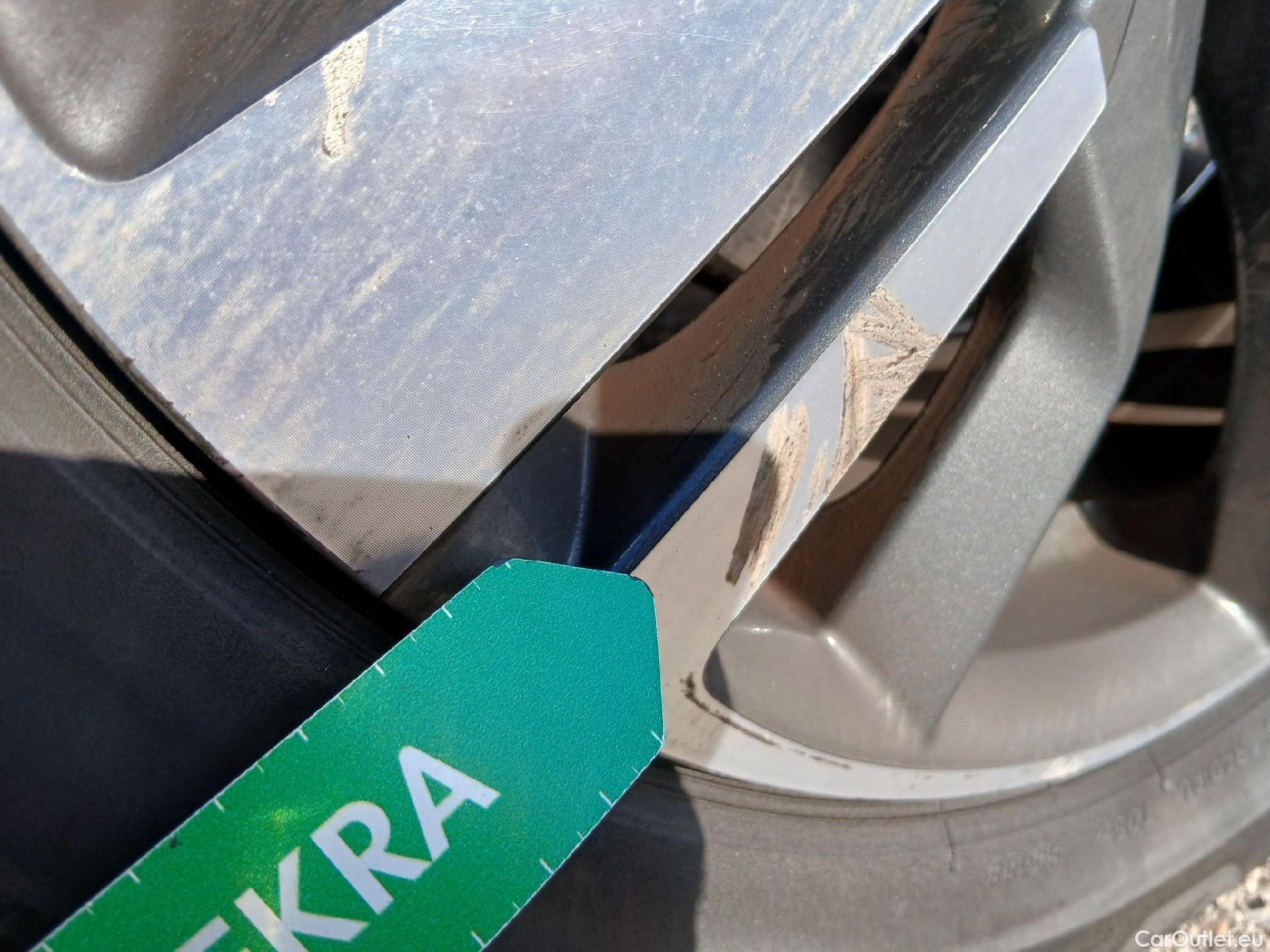  Peugeot  3008 PEUGEOT  Hybrid / 2020 / 5P / todoterreno 225 e-EAT8 Allure #46