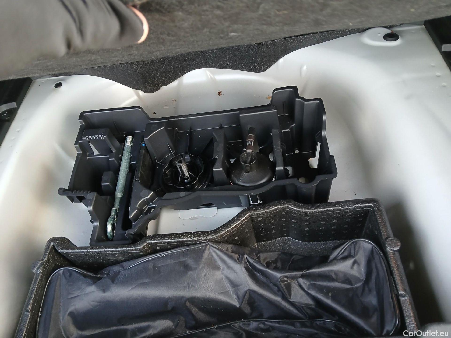  Peugeot  2008 PEUGEOT  / 2019 / 5P / todoterreno Allure Pack Puretech 130 S&S EAT8 (AC) #4