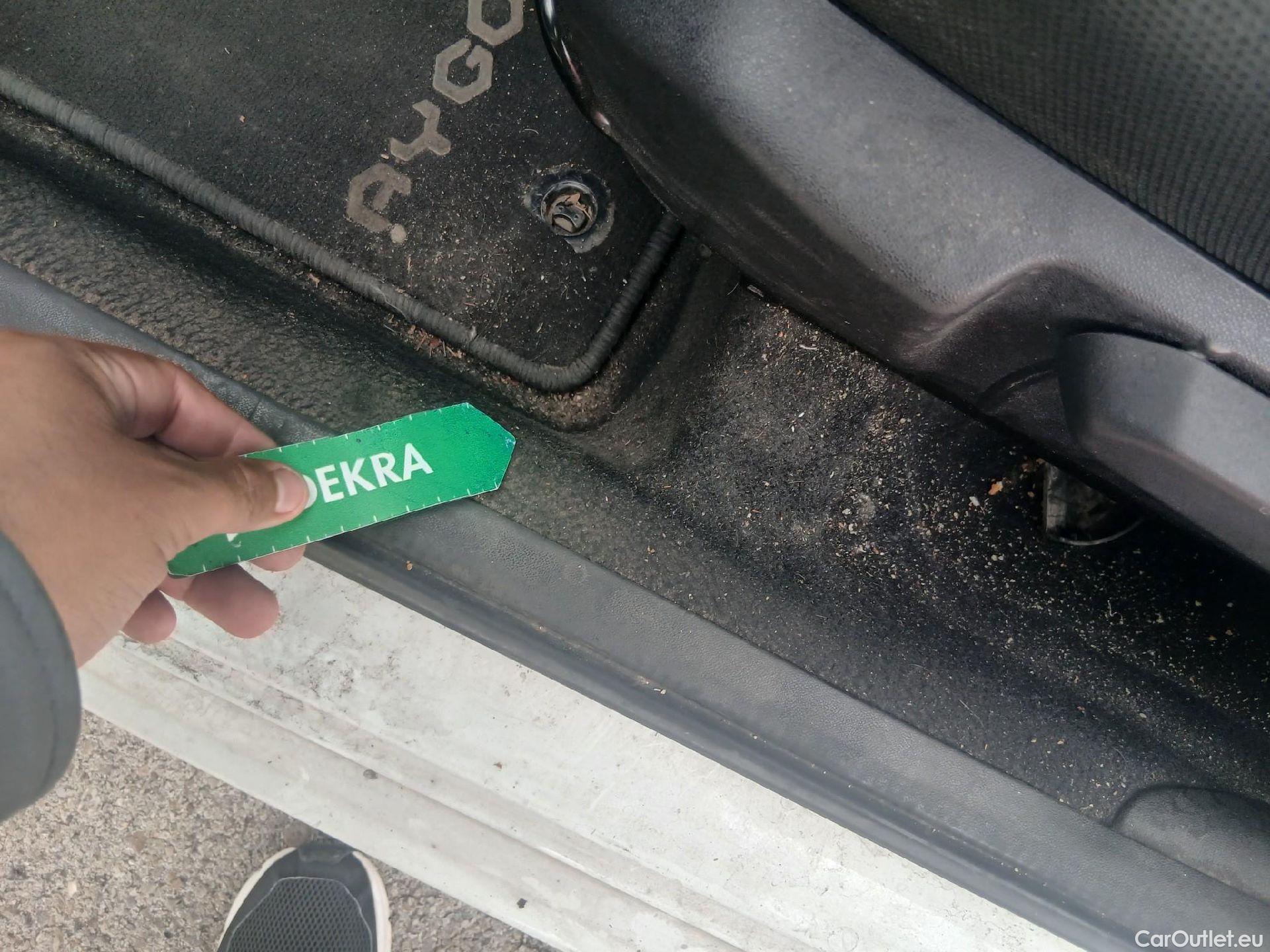  Toyota  Aygo TOYOTA  / 2018 / 5P / minicoche 1.0 70 x-play #2