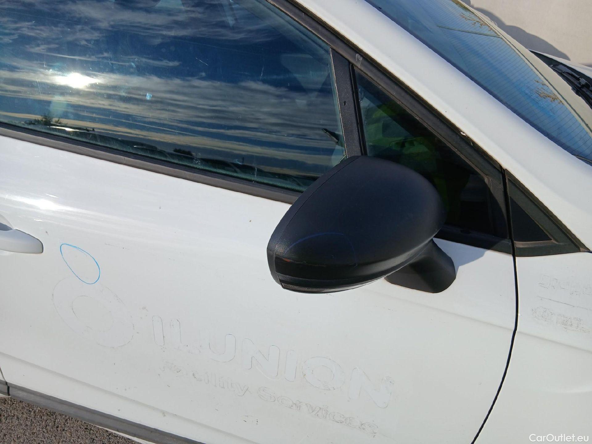  Renault  Clio RENAULT  / 2019 / 5P / berlina con portón Business Blue dCi 74kW (100CV) #37