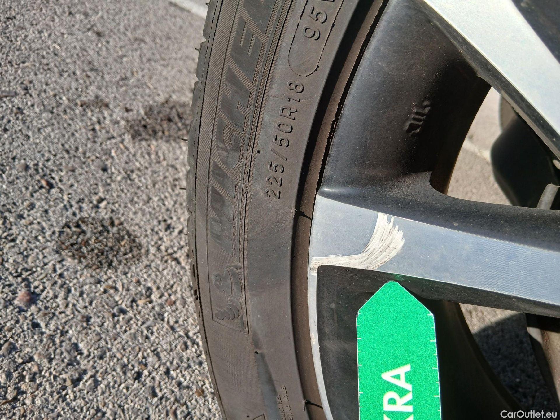  Toyota  C-HR TOYOTA  / 2016 / 5P / todoterreno 1.8 125H Advance (CX) #11