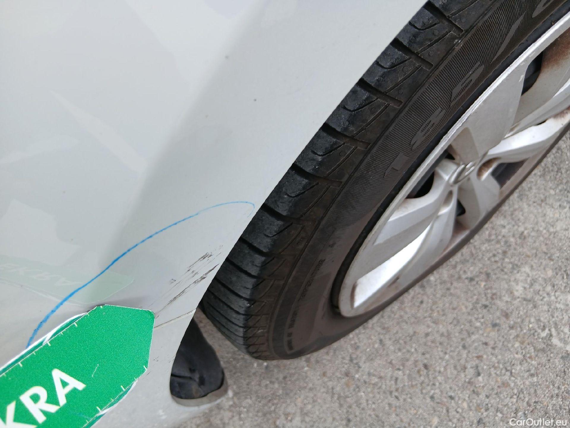  Renault  Clio RENAULT  / 2019 / 5P / berlina con portón Business Blue dCi 74kW (100CV) #20