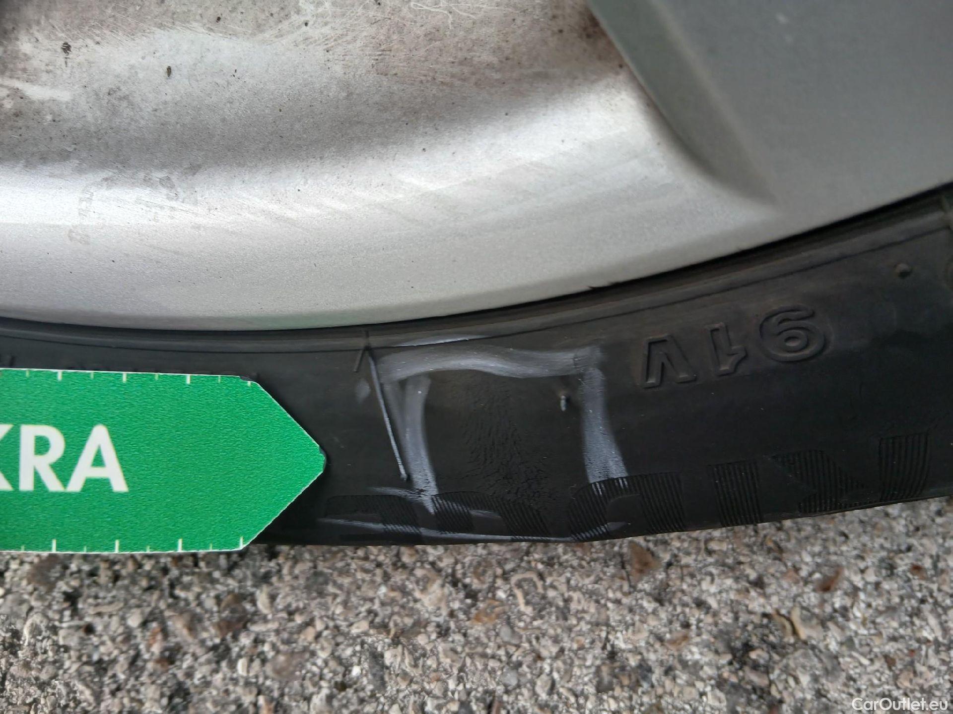  Toyota  Corolla TOYOTA  / 2019 / 5P / familiar 1.8 125H ACTIVE E-CVT TOURING SPORT #63