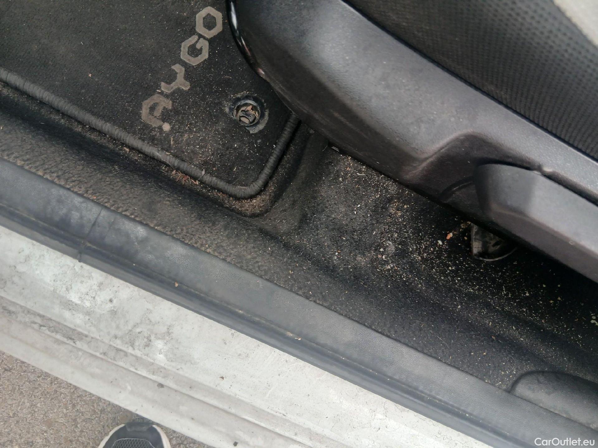  Toyota  Aygo TOYOTA  / 2018 / 5P / minicoche 1.0 70 x-play #1