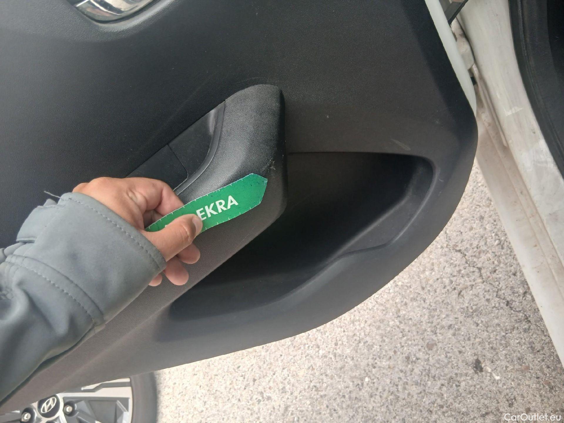  Toyota  Aygo TOYOTA  / 2018 / 5P / minicoche 1.0 70 x-play #8