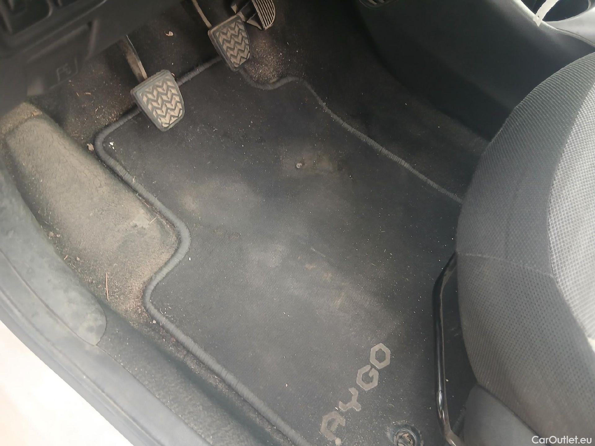  Toyota  Aygo TOYOTA  / 2018 / 5P / minicoche 1.0 70 x-play #3