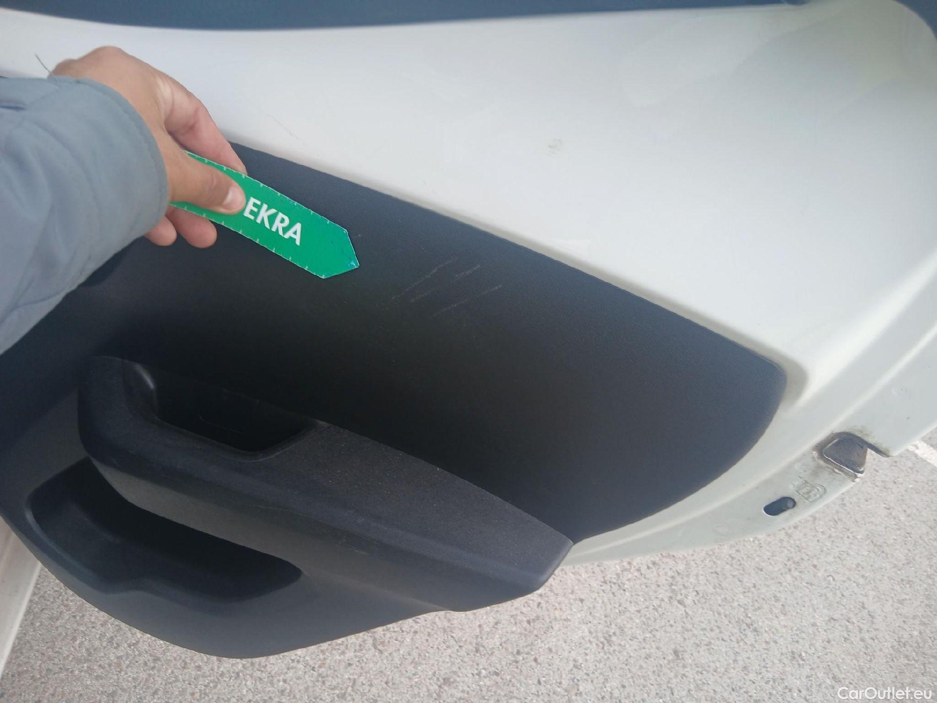  Toyota  Aygo TOYOTA  / 2018 / 5P / minicoche 1.0 70 x-play #9