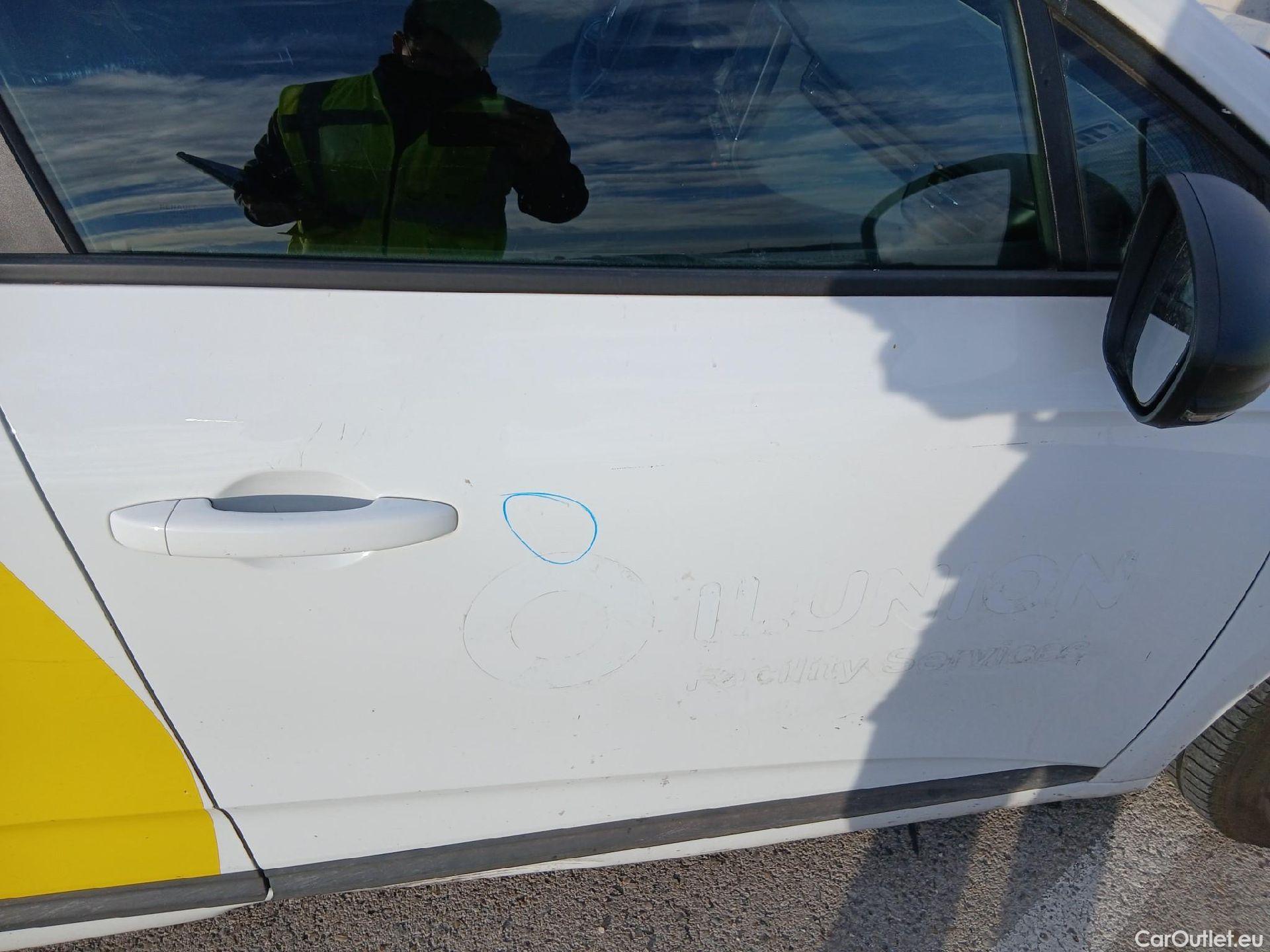  Renault  Clio RENAULT  / 2019 / 5P / berlina con portón Business Blue dCi 74kW (100CV) #34