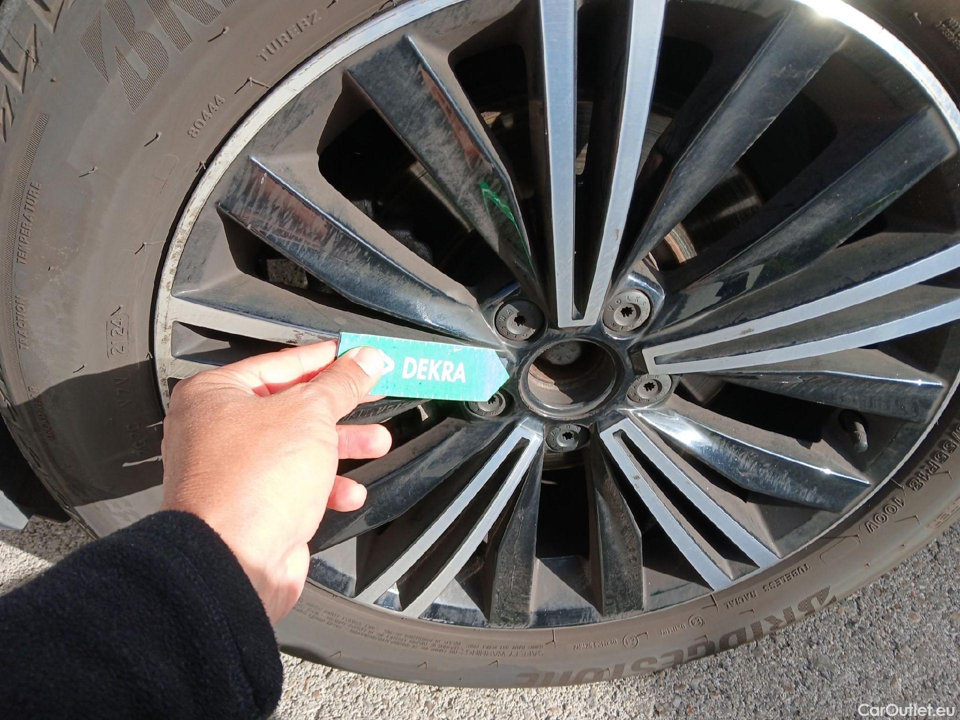  Volkswagen  Tiguan VOLKSWAGEN  / 2020 / 5P / todoterreno Life 2.0 TDI 110kW (150CV) #8