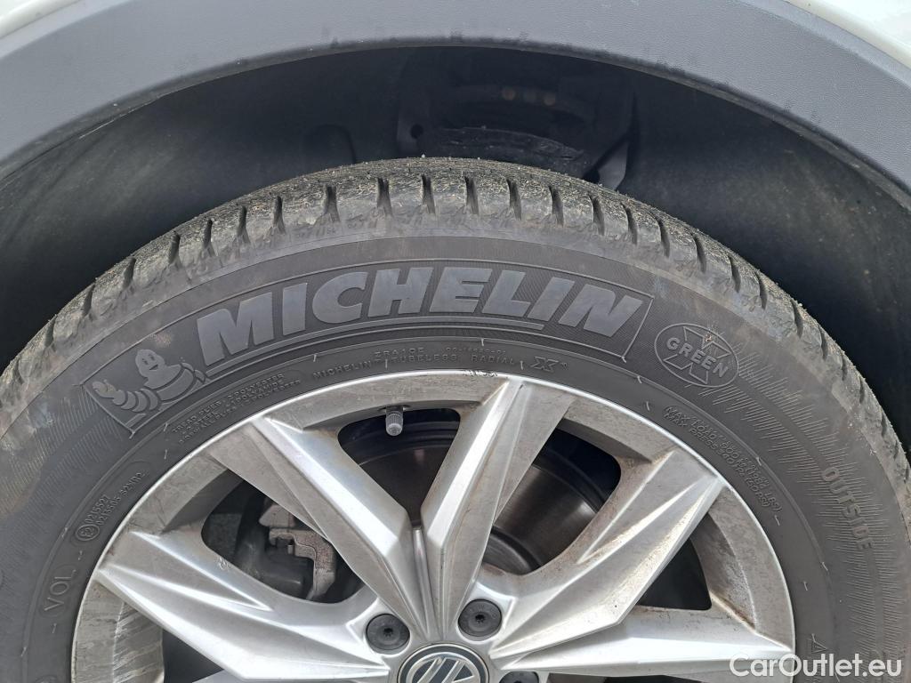  Volkswagen  Tiguan VOLKSWAGEN  / 2016 / 5P / SUV 1.5 TSI 150 EVO DSG7 Carat #14