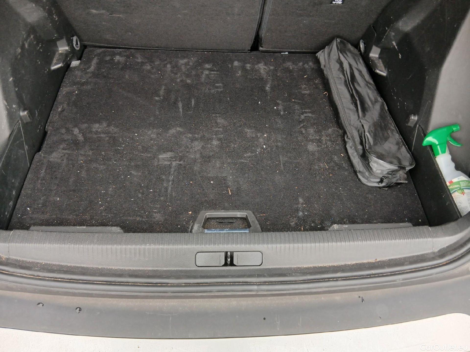  Peugeot  2008 PEUGEOT  / 2019 / 5P / todoterreno Allure BlueHDI 130 S&S EAT8 #35