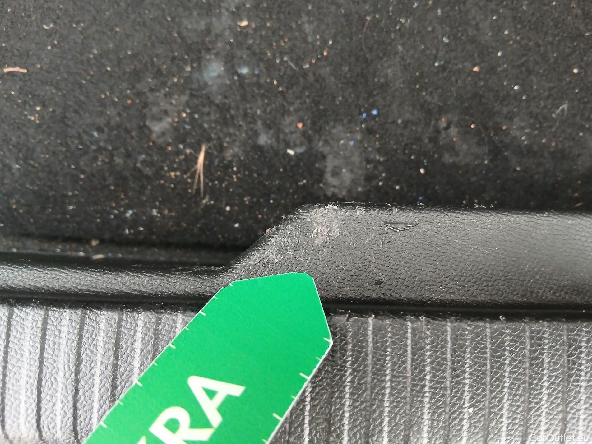  Peugeot  2008 PEUGEOT  / 2019 / 5P / todoterreno Allure BlueHDI 130 S&S EAT8 #34