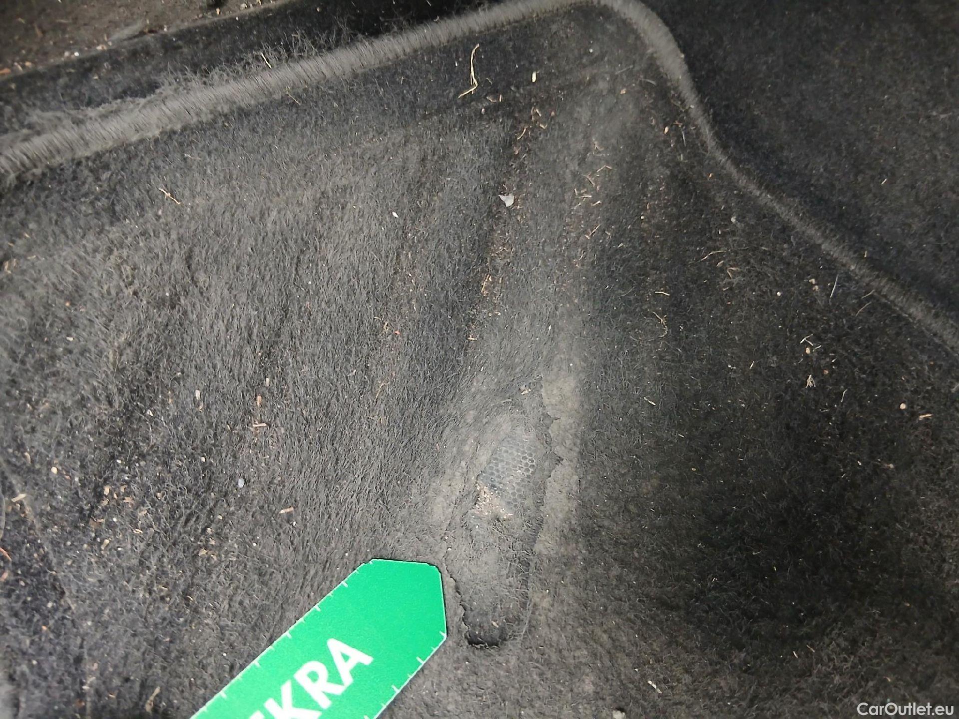  Peugeot  2008 PEUGEOT  / 2019 / 5P / todoterreno Allure BlueHDI 130 S&S EAT8 #18