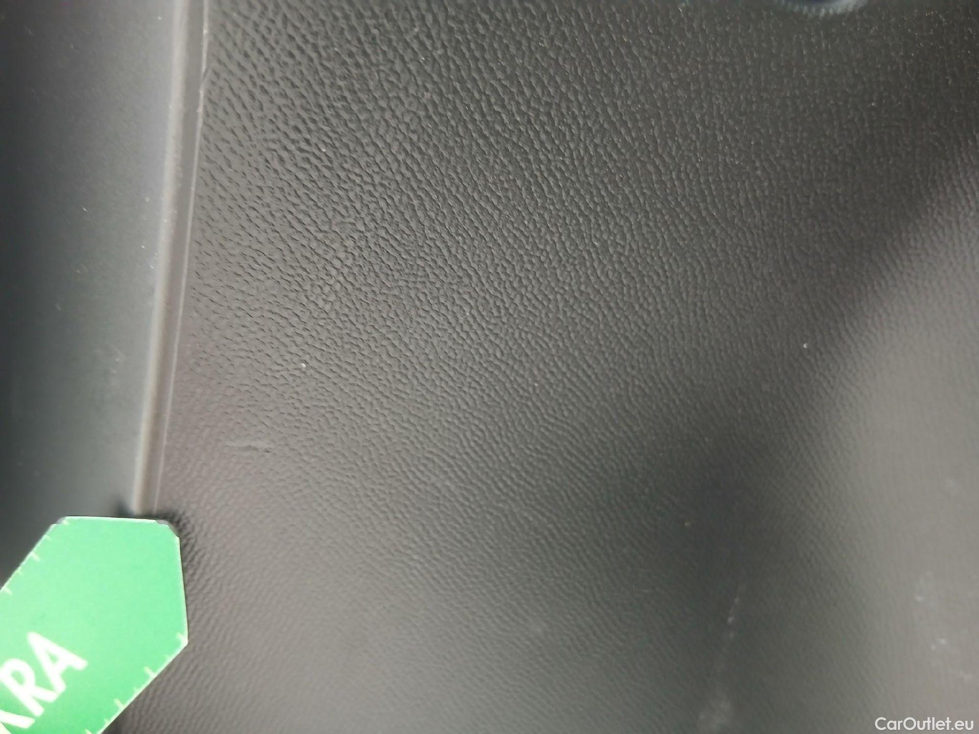  Peugeot  2008 PEUGEOT  / 2019 / 5P / todoterreno Allure BlueHDI 130 S&S EAT8 #30