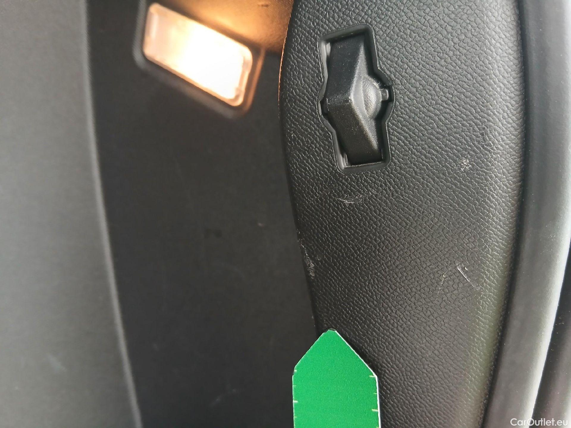  Peugeot  2008 PEUGEOT  / 2019 / 5P / todoterreno Allure BlueHDI 130 S&S EAT8 #33