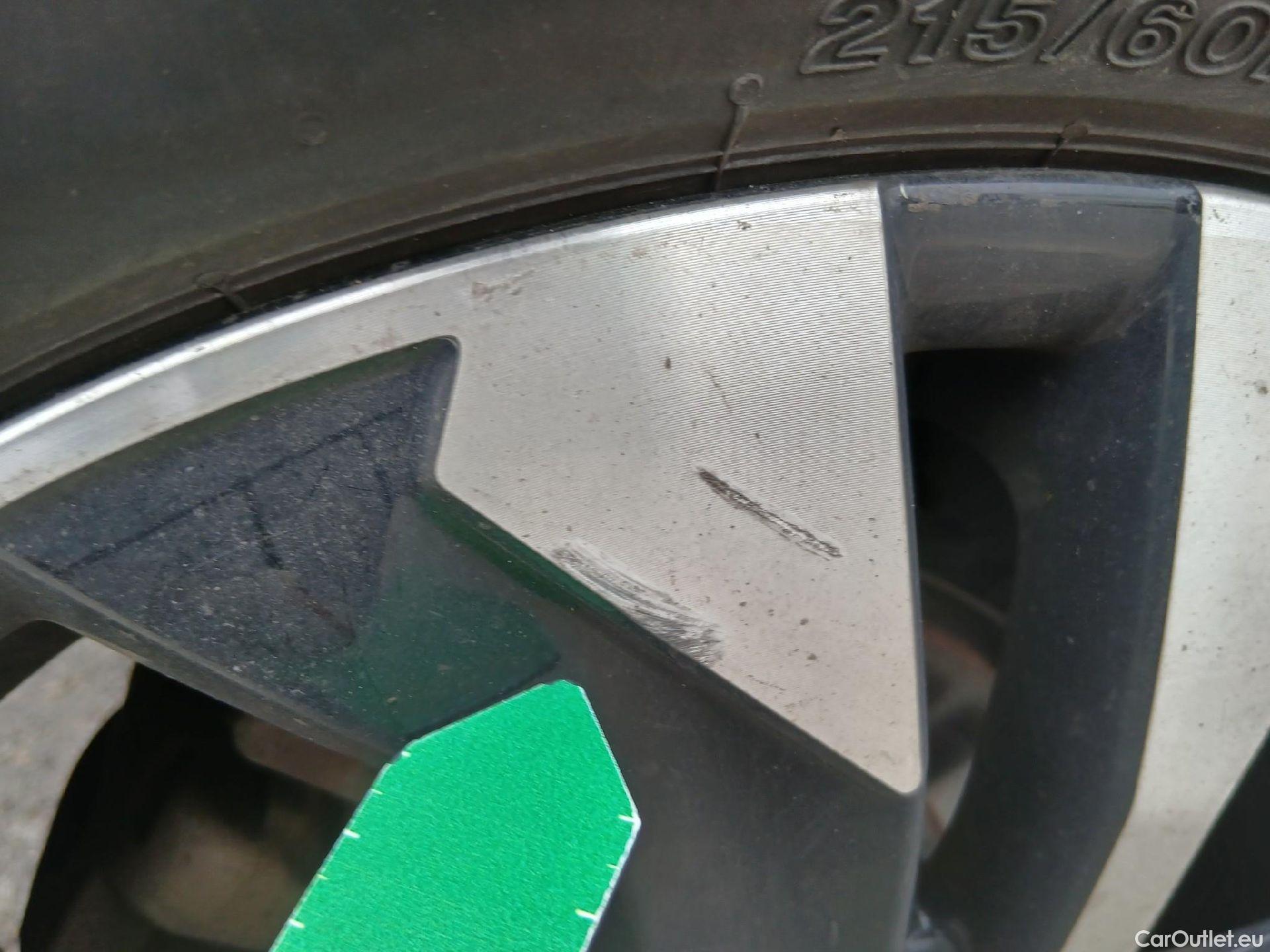  Peugeot  2008 PEUGEOT  / 2019 / 5P / todoterreno Allure BlueHDI 130 S&S EAT8 #37