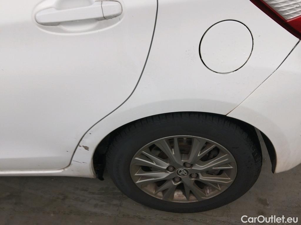  Toyota  Yaris TOYOTA  / 2017 / 5P / berlina con portón 1.5 100H Active #3