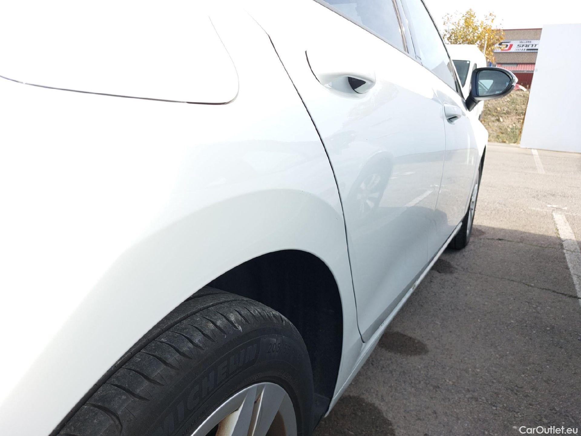  Volkswagen  Golf  VOLKSWAGEN / 2020 / 5P / berlina con portón Life 2.0 TDI 85kW (115CV) #11