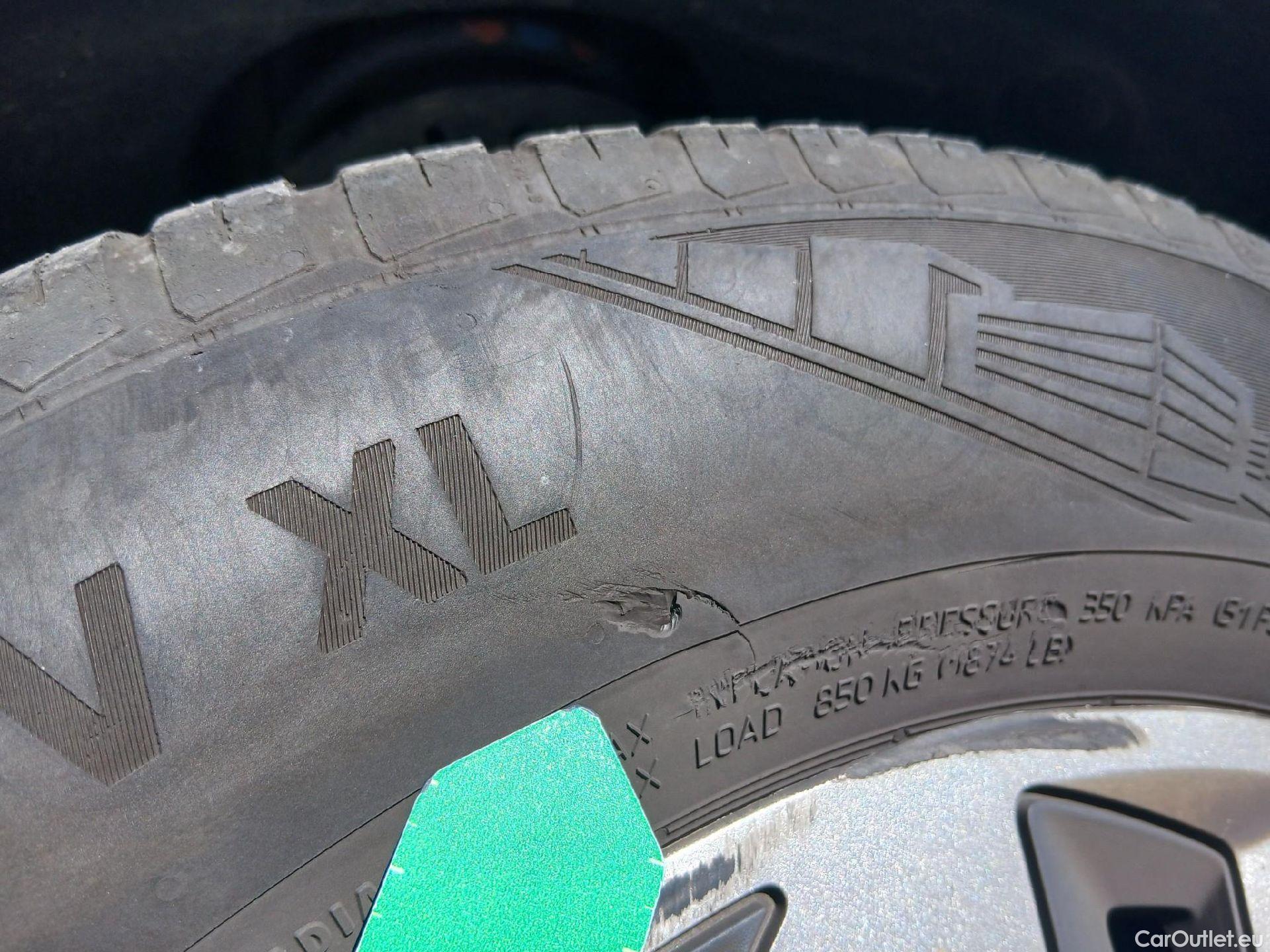  Peugeot  2008 PEUGEOT  / 2019 / 5P / todoterreno Active BlueHDI 81kW (110CV) #32