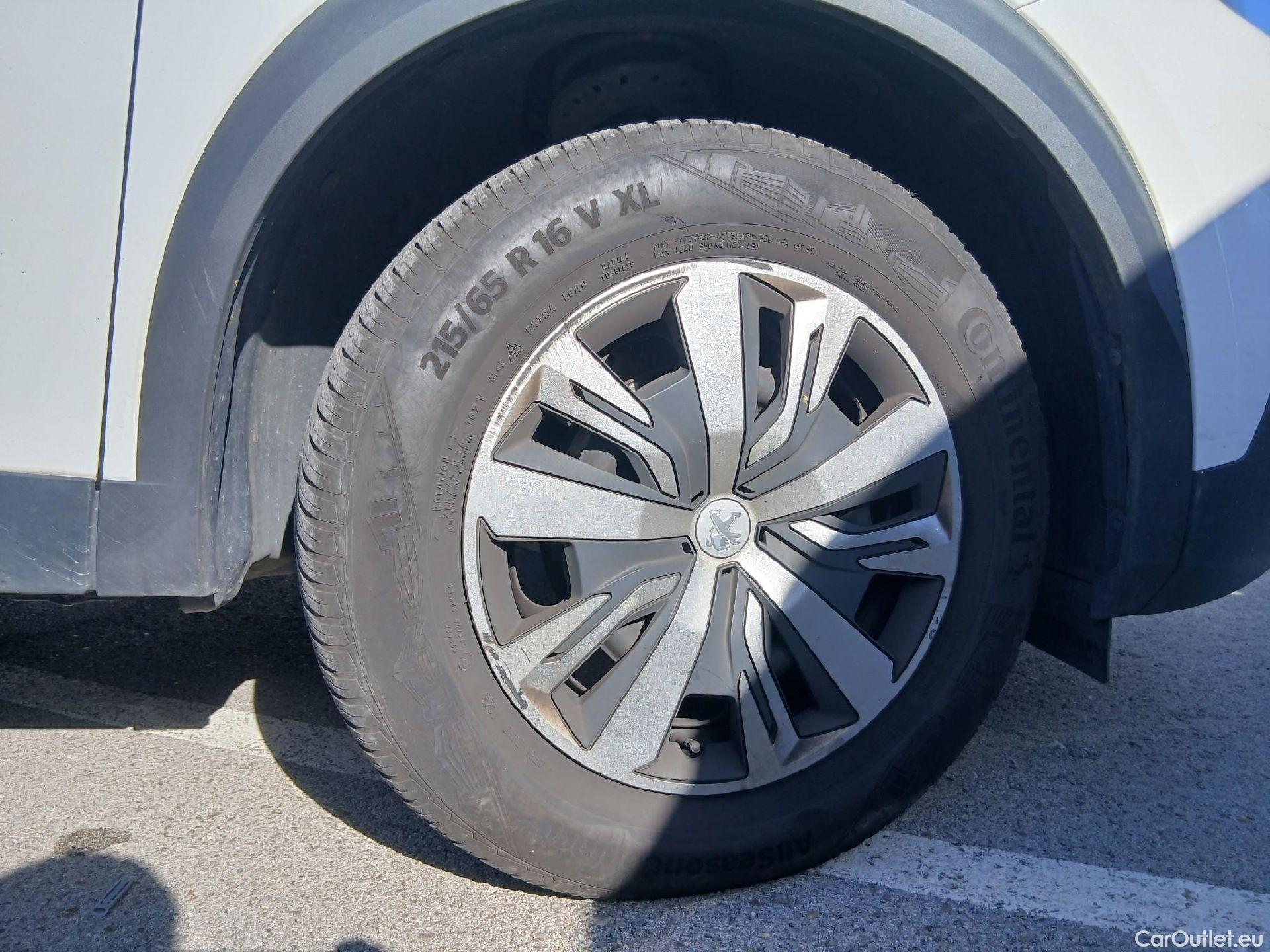  Peugeot  2008 PEUGEOT  / 2019 / 5P / todoterreno Active BlueHDI 81kW (110CV) #33