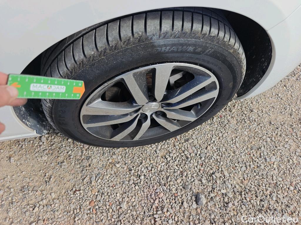  Peugeot  308 PEUGEOT  / 2017 / 5P / berlina con portón 5p Style BlueHDi 130 S&S #7