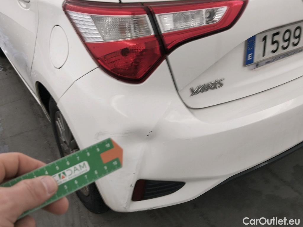  Toyota  Yaris TOYOTA  / 2017 / 5P / berlina con portón 1.5 100H Active #6