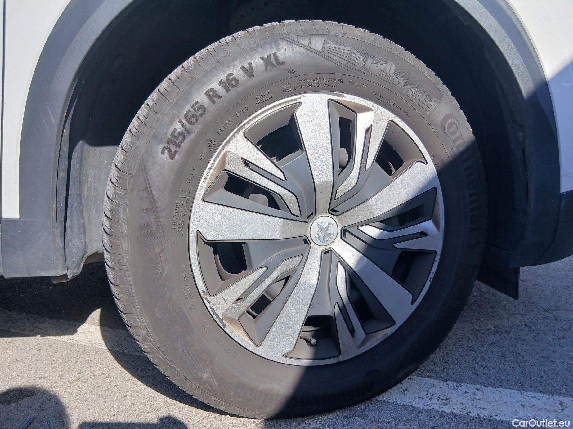  Peugeot  2008 PEUGEOT  / 2019 / 5P / todoterreno Active BlueHDI 81kW (110CV) #30