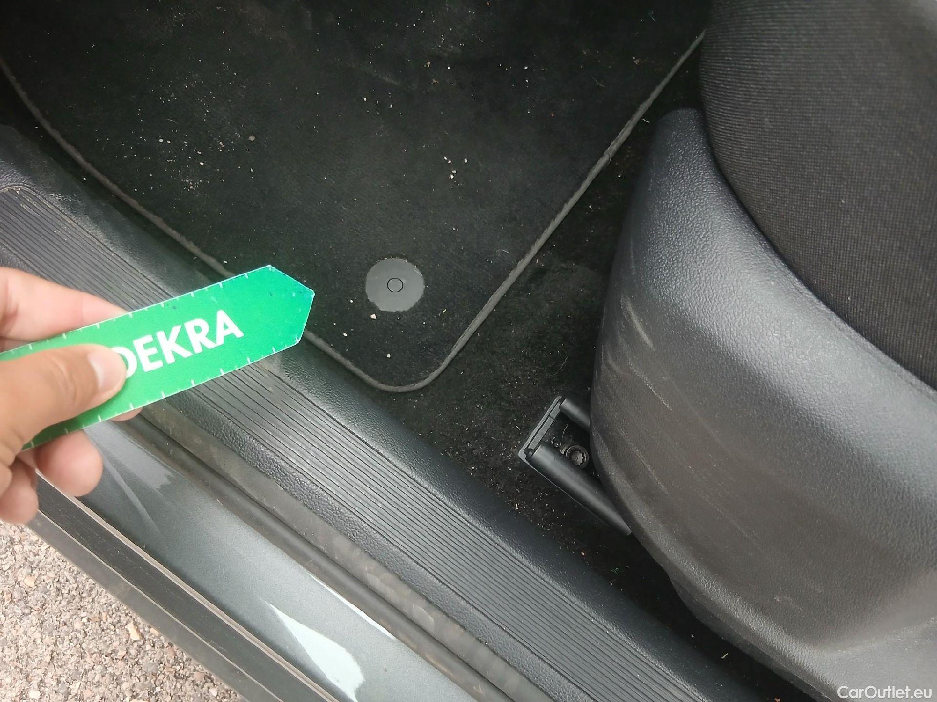  Volkswagen  T-ROC VOLKSWAGEN  / 2017 / 5P / todoterreno Advance 2.0 TDI 110kW (150CV) DSG (AC2) #2