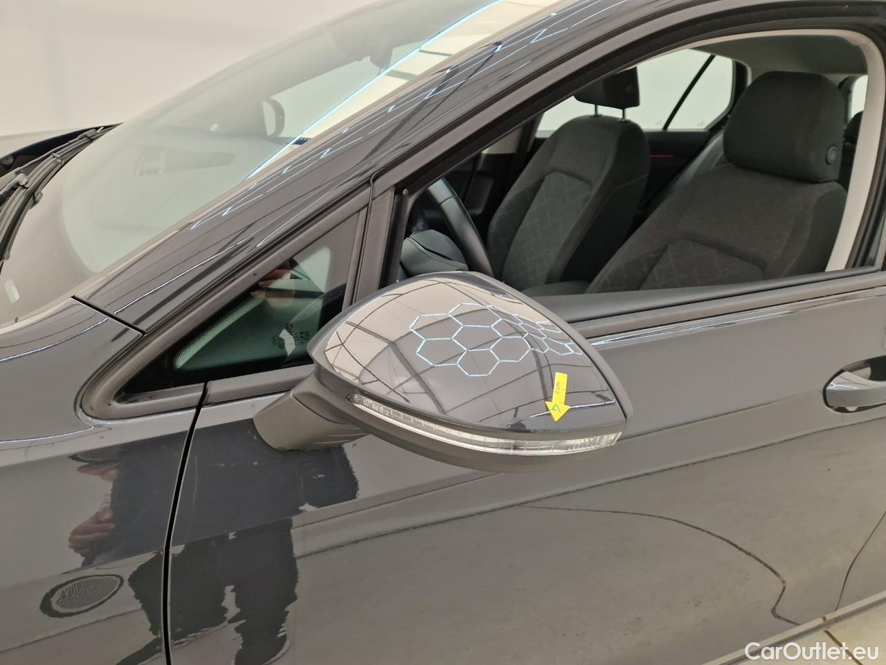  Volkswagen  Golf  1.0 TSI Life #4