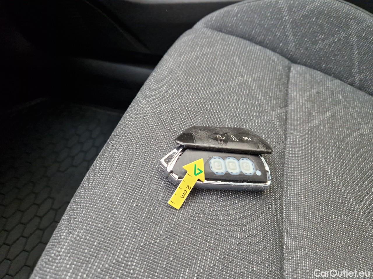  Volkswagen  Golf  1.0 TSI Life #1