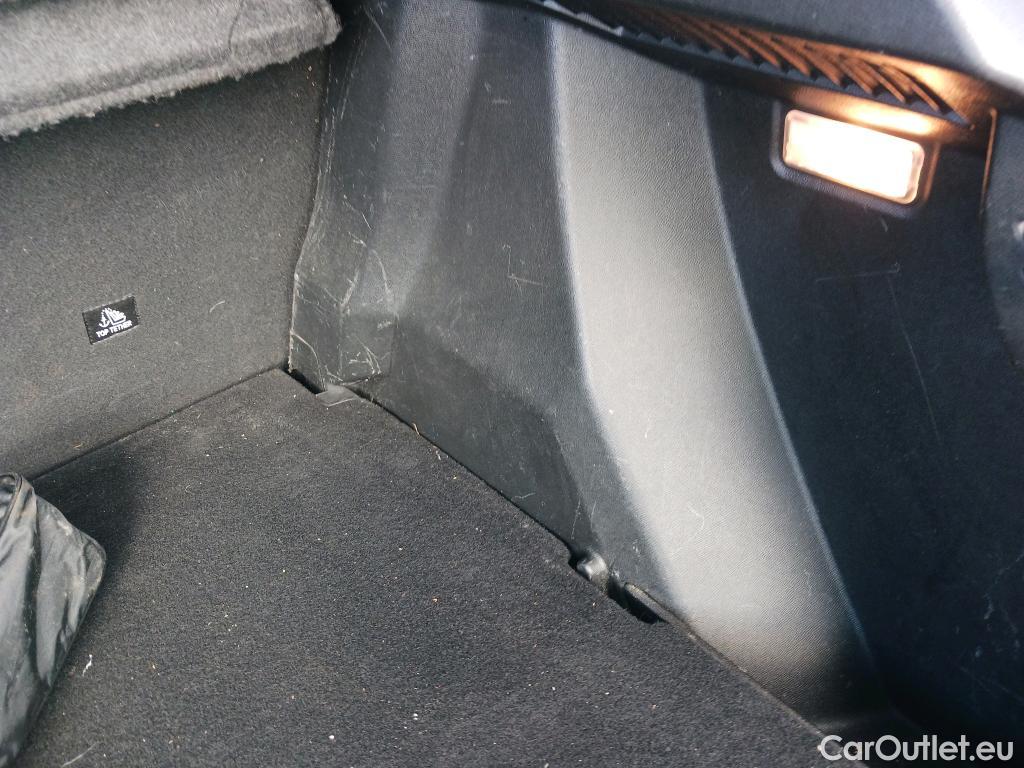  Peugeot  2008 PEUGEOT  / 2019 / 5P / todoterreno Allure BlueHDI 130 S&S EAT8 #20