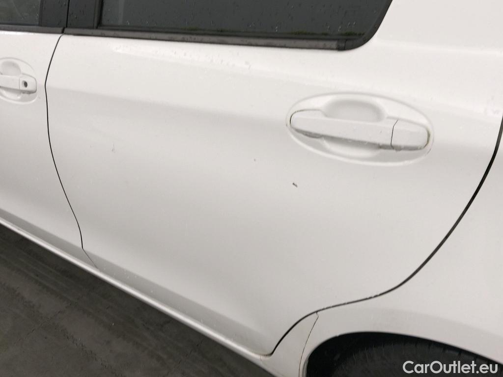  Toyota  Yaris TOYOTA  / 2017 / 5P / berlina con portón 1.5 100H Active #30