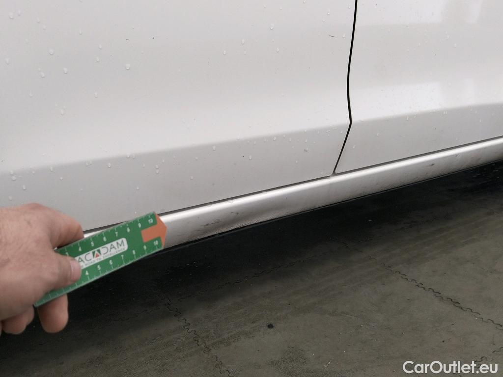  Toyota  Yaris TOYOTA  / 2017 / 5P / berlina con portón 1.5 100H Active #4