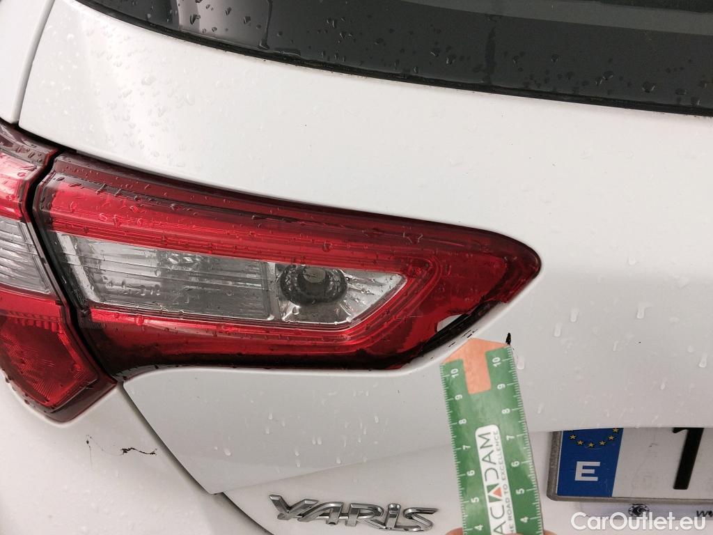  Toyota  Yaris TOYOTA  / 2017 / 5P / berlina con portón 1.5 100H Active #6