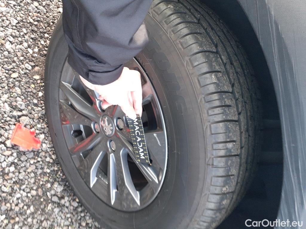  Peugeot  2008 PEUGEOT  / 2019 / 5P / todoterreno Active Pack BlueHDI 81kW (110CV) #3