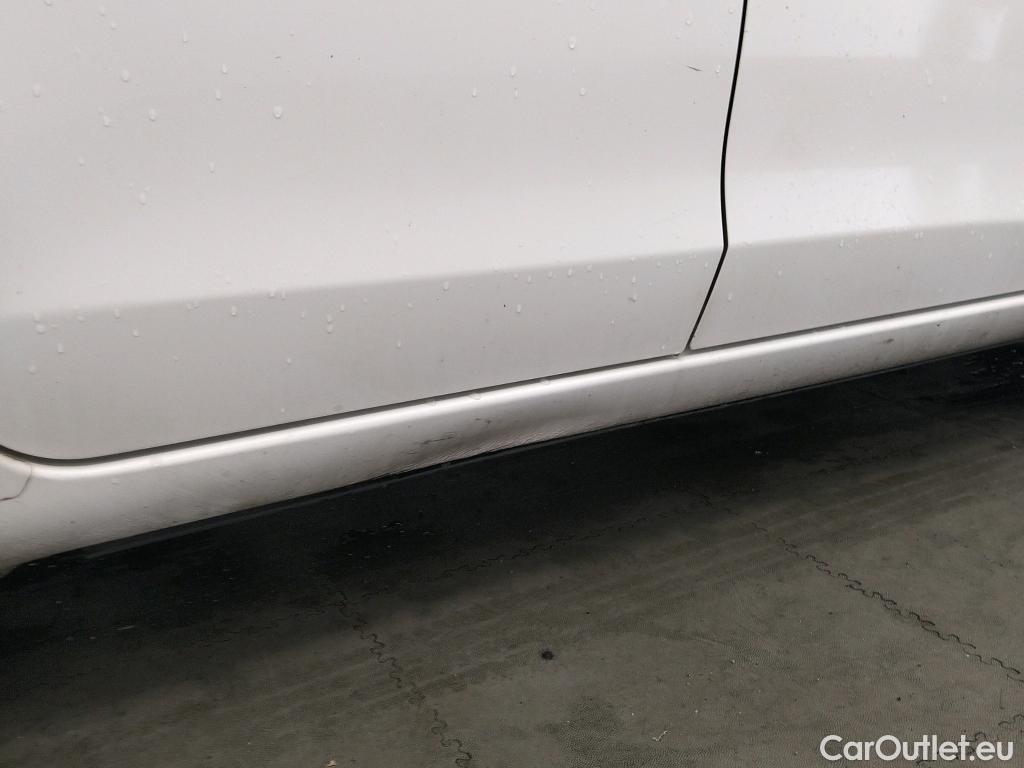  Toyota  Yaris TOYOTA  / 2017 / 5P / berlina con portón 1.5 100H Active #3