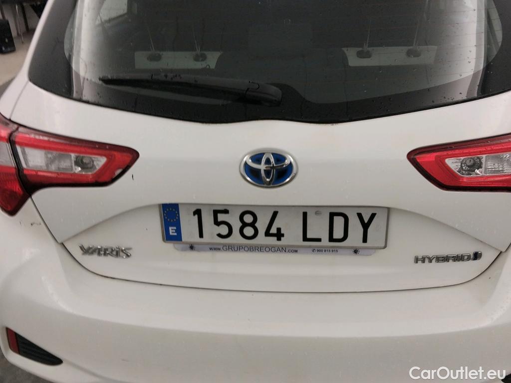  Toyota  Yaris TOYOTA  / 2017 / 5P / berlina con portón 1.5 100H Active #26