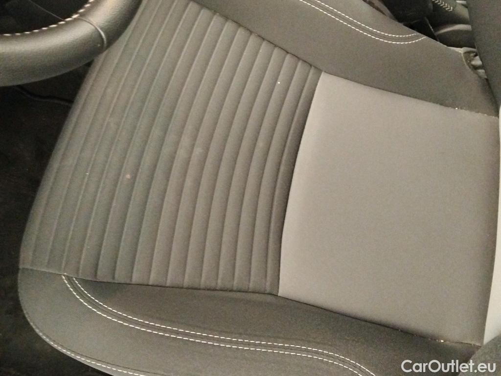  Toyota  Yaris TOYOTA  / 2017 / 5P / berlina con portón 1.5 100H Active #7